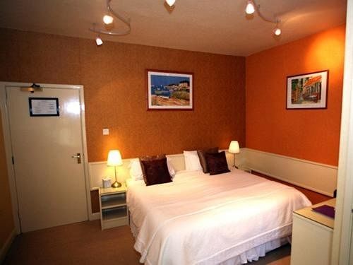Manor Court 3* Carnaby