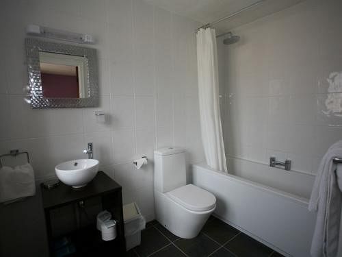 Manor Court Hotel 3*